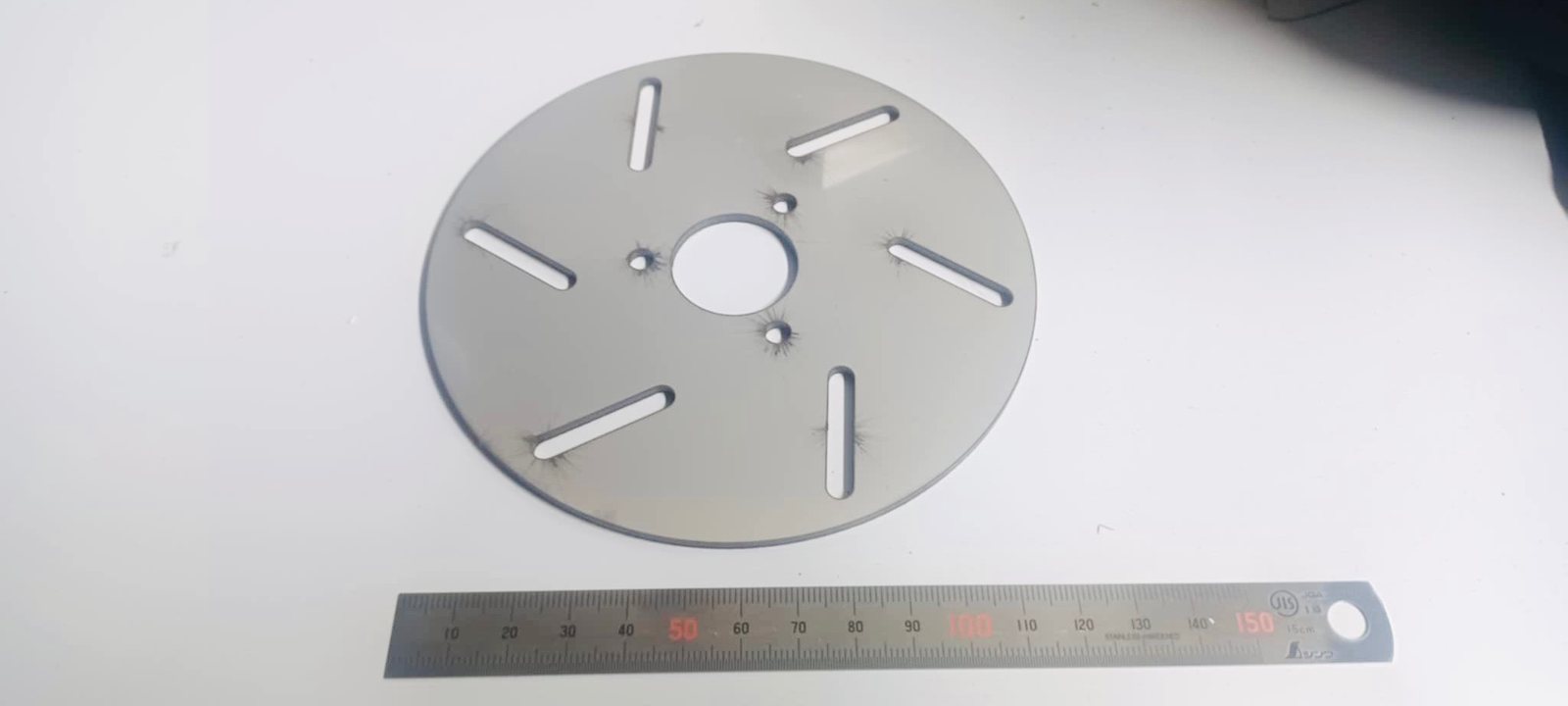 アルミのスリット入り円板（受託加工の製作例）